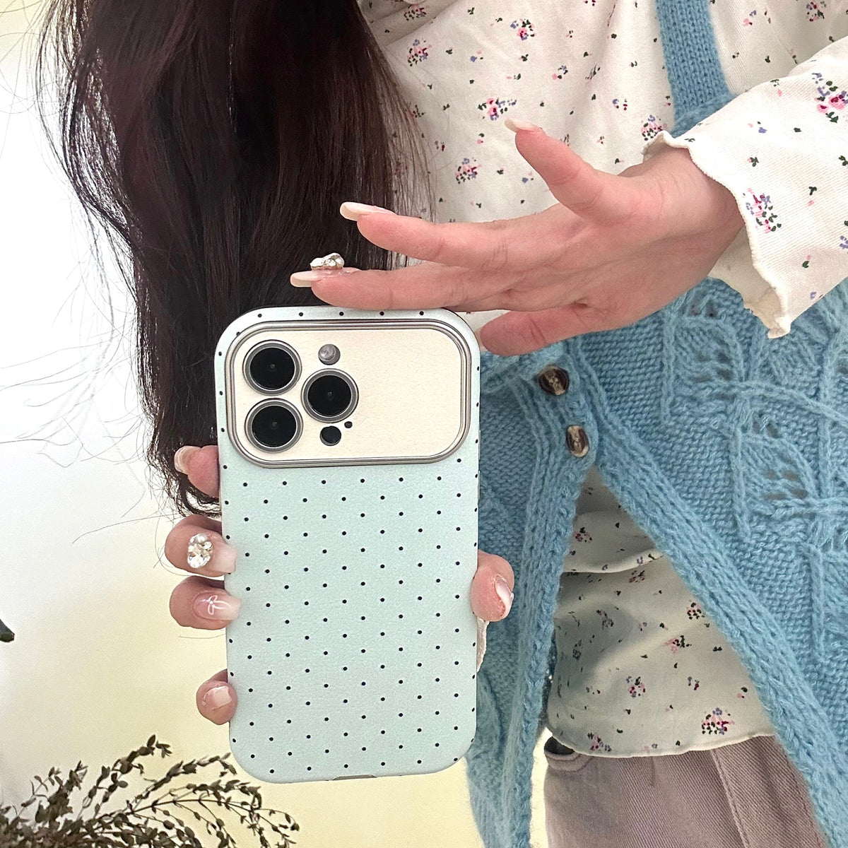 MATTE POLKA DOTS DESIGNER CASE